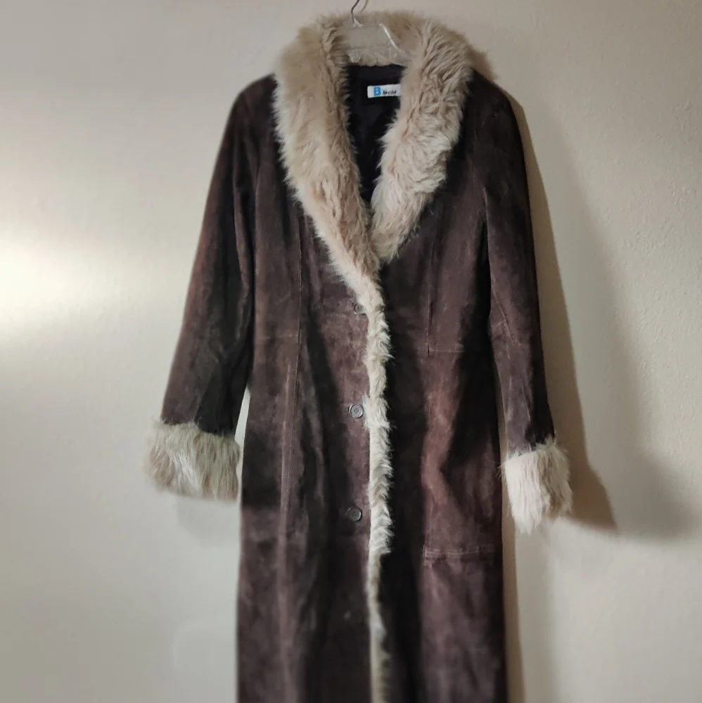 Vintage Brown Leather Jacket with Plush Cream Fur Collar - Picture 2 of 16